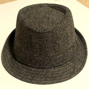 David & Young men’s fedora hat, size S/M. Excellent condition!